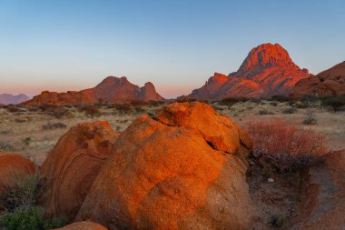 Spitzkoppe, aka Sptizkop - pembe granit Damaraland manzara, Namibya, Afrika benzersiz kaya oluşumu.