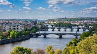 Prag 'ın eski bir kasabası. Çek Cumhuriyeti, Vltava Nehri üzerinde Charles Köprüsü ufuk çizgisinde. Kırmızı çatıları olan Prag manzara manzarası. Prag manzarası Letna Park, Prag, Çek.