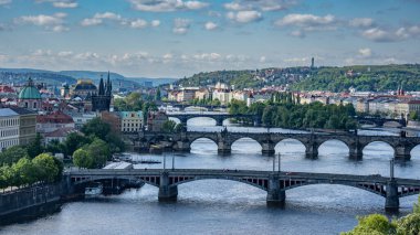 Prag 'ın eski bir kasabası. Çek Cumhuriyeti, Vltava Nehri üzerinde Charles Köprüsü ufuk çizgisinde. Kırmızı çatıları olan Prag manzara manzarası. Prag manzarası Letna Park, Prag, Çek.