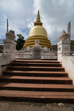 Dambulla 'daki SRI LANKA Altın Tapınağı Sri Lanka' daki en büyük mağara tapınağı kompleksi. Unesco tarafından bir Dünya Mirası Alanı ilan edildi.