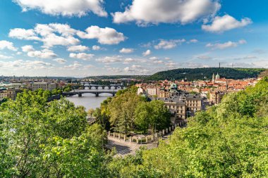 Prag 'ın eski bir kasabası. Çek Cumhuriyeti, Vltava Nehri üzerinde Charles Köprüsü ufuk çizgisinde. Kırmızı çatıları olan Prag manzara manzarası. Prag manzarası Letna Park, Prag, Çek.