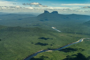 Venezuela 'daki Canaima Ulusal Parkı Dağları ve Kanyonlarının Manzarası