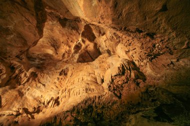 Çek Cumhuriyeti 'nin Bohem Karst bölgesindeki Koneprusy mağaralarında taş süsleme.