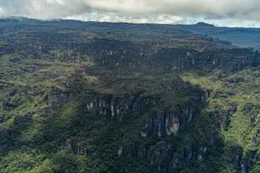 Venezuela 'daki Canaima Ulusal Parkı Dağları ve Kanyonlarının Manzarası