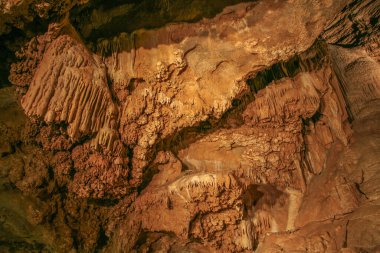 Çek Cumhuriyeti 'nin Bohem Karst bölgesindeki Koneprusy mağaralarında taş süsleme.