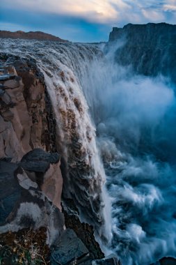 Gullfoss şelale Kanyonu güneybatı İzlanda'daki Hvita Nehri'nin bulunan. Ülkenin en popüler turistik biridir