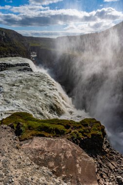 İzlanda, Gullfoss şelalesi. İzlanda ve Avrupa 'nın en güçlü şelalesi olan Gullfoss şelalesinin gökkuşağı büyüleyici manzarası. İnanılmaz İzlanda şelalesi ile resim gibi bir yaz sahnesi.