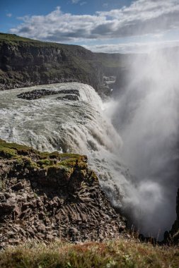 İzlanda, Gullfoss şelalesi. İzlanda ve Avrupa 'nın en güçlü şelalesi olan Gullfoss şelalesinin gökkuşağı büyüleyici manzarası. İnanılmaz İzlanda şelalesi ile resim gibi bir yaz sahnesi.