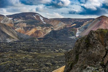 Güzel renkli volkanik dağlar İzlanda'daki Landmannalaugar