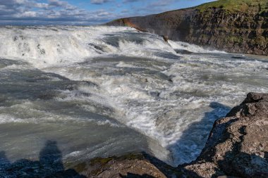 İzlanda, Gullfoss şelalesi. İzlanda ve Avrupa 'nın en güçlü şelalesi olan Gullfoss şelalesinin gökkuşağı büyüleyici manzarası. İnanılmaz İzlanda şelalesi ile resim gibi bir yaz sahnesi.