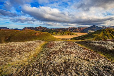 Myvatn yakınlarındaki İzlanda 'nın dağlık kesimlerinde inanılmaz lav tarlaları, siyah eski lav akıntıları ve volkanik kayalar, arka planda dağlar
