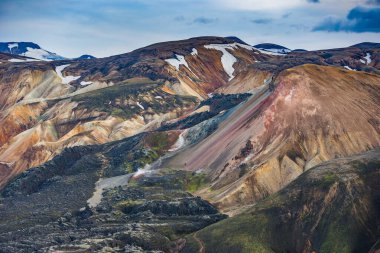 Güzel renkli volkanik dağlar İzlanda'daki Landmannalaugar