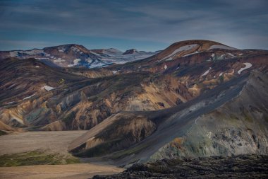 Güzel renkli volkanik dağlar İzlanda'daki Landmannalaugar