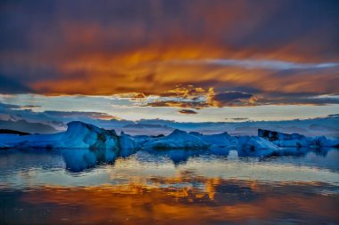 Güneş Jokulsarlon, İzlanda 'daki ünlü buzul gölünün üzerinde batıyor..