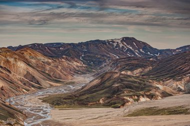 Güzel renkli volkanik dağlar İzlanda'daki Landmannalaugar