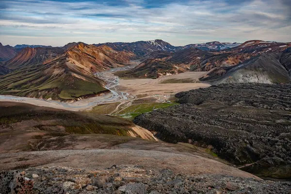 Güzel renkli volkanik dağlar İzlanda'daki Landmannalaugar