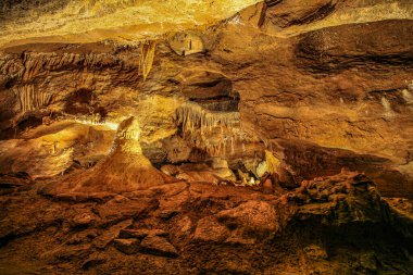 Çek Cumhuriyeti 'nin Bohem Karst bölgesindeki Koneprusy mağaralarında taş süsleme.