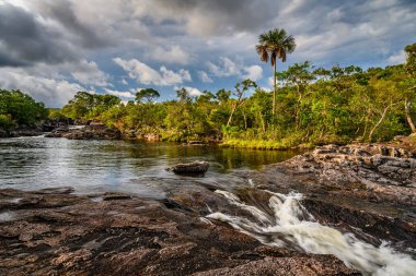 Kolombiya 'daki gökkuşağı nehri ya da beş renk nehri en güzel doğa yerlerinden biridir, adı Kristal Kanyon' dur.