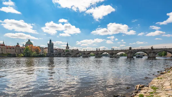 Prag - Charles Bridge, Çek Cumhuriyeti. Çek Cumhuriyeti 'nin Prag kentindeki Vltava Nehri üzerindeki Eski Şehir İskelesi ve Charles Köprüsü' nün mimarisi üzerinde manzaralı gün batımı.