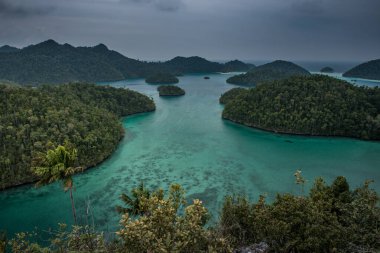Endonezya Papua Raja-Ampat-Papua 'da muhteşem bir gün batımı