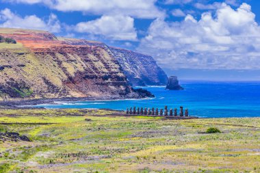 Paskalya Adası 'ndaki Rano Raraku Volkanı' ndaki Moai heykelleri, Rapa Nui Ulusal Parkı, Şili