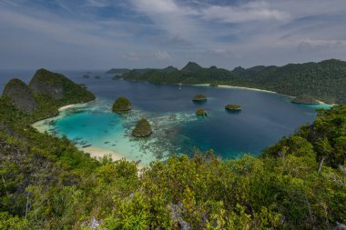 Endonezya Papua Raja-Ampat-Papua 'da muhteşem bir gün batımı