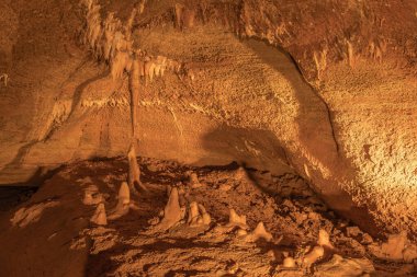 Çek Cumhuriyeti 'nin Bohem Karst bölgesindeki Koneprusy mağaralarında taş süsleme.