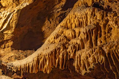 Çek Cumhuriyeti 'nin Bohem Karst bölgesindeki Koneprusy mağaralarında taş süsleme.