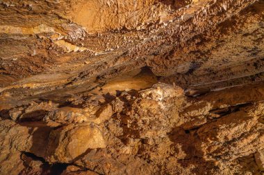 Çek Cumhuriyeti 'nin Bohem Karst bölgesindeki Koneprusy mağaralarında taş süsleme.