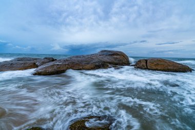 Hint Okyanusu üzerinde güzel bir günbatımı Sri Lanka