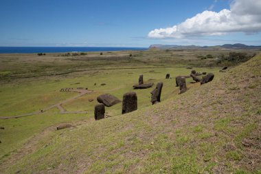 Paskalya Adası 'ndaki Rano Raraku Volkanı' ndaki Moai heykelleri, Rapa Nui Ulusal Parkı, Şili