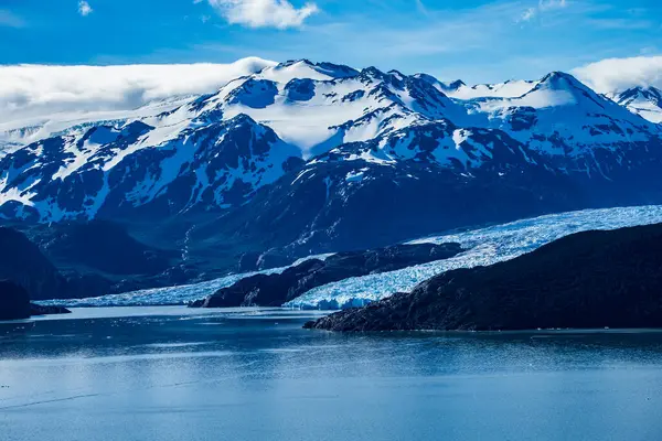 Torres del Paine Ulusal Parkı - Patagonya - Şili. Güney Şili, Güney Amerika 'daki Patagonya Torres del Paine Ulusal Parkı' nda gün doğumu