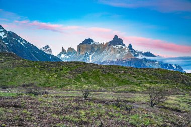 Torres del Paine Ulusal Parkı - Patagonya - Şili. Güney Şili, Güney Amerika 'daki Patagonya Torres del Paine Ulusal Parkı' nda gün doğumu