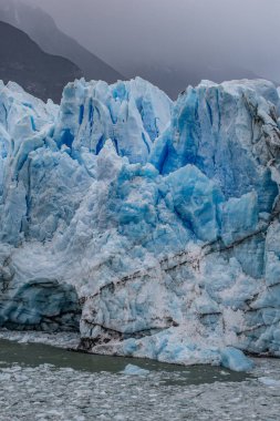 Perito Moreno Buzulu, Arjantin 'in Santa Cruz eyaletindeki Los Glaciares Ulusal Parkı' nda bulunan bir buzuldur. Arjantin Patagonya 'sındaki en önemli turistik merkezlerden biridir.