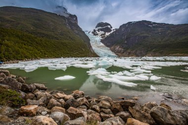 Torres del Paine Ulusal Parkı - Patagonya - Şili. Güney Şili, Güney Amerika 'daki Patagonya Torres del Paine Ulusal Parkı' nda gün doğumu