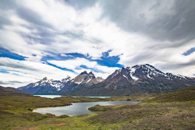 Torres del Paine Ulusal Parkı - Patagonya - Şili. Güney Şili, Güney Amerika 'daki Patagonya Torres del Paine Ulusal Parkı' nda gün doğumu