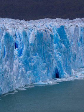 Perito Moreno Buzulu, Arjantin 'in Santa Cruz eyaletindeki Los Glaciares Ulusal Parkı' nda bulunan bir buzuldur. Arjantin Patagonya 'sındaki en önemli turistik merkezlerden biridir.