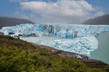 Perito Moreno Buzulu, Arjantin 'in Santa Cruz eyaletindeki Los Glaciares Ulusal Parkı' nda bulunan bir buzuldur. Arjantin Patagonya 'sındaki en önemli turistik merkezlerden biridir.