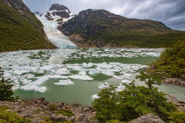Torres del Paine Ulusal Parkı - Patagonya - Şili. Güney Şili, Güney Amerika 'daki Patagonya Torres del Paine Ulusal Parkı' nda gün doğumu