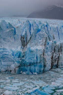 Perito Moreno Buzulu, Arjantin 'in Santa Cruz eyaletindeki Los Glaciares Ulusal Parkı' nda bulunan bir buzuldur. Arjantin Patagonya 'sındaki en önemli turistik merkezlerden biridir.