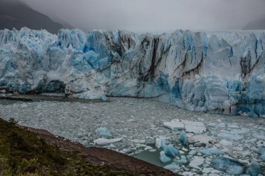 Perito Moreno Buzulu, Arjantin 'in Santa Cruz eyaletindeki Los Glaciares Ulusal Parkı' nda bulunan bir buzuldur. Arjantin Patagonya 'sındaki en önemli turistik merkezlerden biridir.