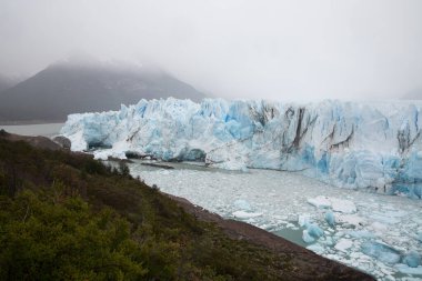 Perito Moreno Buzulu, Arjantin 'in Santa Cruz eyaletindeki Los Glaciares Ulusal Parkı' nda bulunan bir buzuldur. Arjantin Patagonya 'sındaki en önemli turistik merkezlerden biridir.