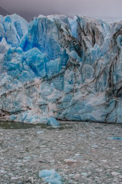 Perito Moreno Buzulu, Arjantin 'in Santa Cruz eyaletindeki Los Glaciares Ulusal Parkı' nda bulunan bir buzuldur. Arjantin Patagonya 'sındaki en önemli turistik merkezlerden biridir.