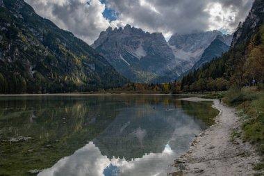 Güzel bir dağlık bölge. Mükemmel mavi gökyüzü ile ünlü Sassolungo zirvesinin manzaralı görüntüsü. Harika Vall Gardena güneş ışığı altında. Majestic Dolomites Dağları. Şaşırtıcı doğa manzarası
