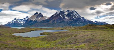 Torres del Paine Ulusal Parkı - Patagonya - Şili. Güney Şili, Güney Amerika 'daki Patagonya Torres del Paine Ulusal Parkı' nda gün doğumu