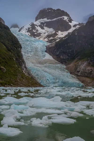 Torres del Paine Ulusal Parkı - Patagonya - Şili. Güney Şili, Güney Amerika 'daki Patagonya Torres del Paine Ulusal Parkı' nda gün doğumu