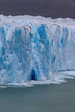 Perito Moreno Buzulu, Arjantin 'in Santa Cruz eyaletindeki Los Glaciares Ulusal Parkı' nda bulunan bir buzuldur. Arjantin Patagonya 'sındaki en önemli turistik merkezlerden biridir.