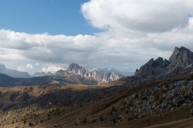 Güzel bir dağlık bölge. Mükemmel mavi gökyüzü ile ünlü Sassolungo zirvesinin manzaralı görüntüsü. Harika Vall Gardena güneş ışığı altında. Majestic Dolomites Dağları. Şaşırtıcı doğa manzarası