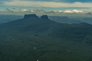 Venezuela 'daki Canaima Ulusal Parkı Dağları ve Kanyonlarının Manzarası