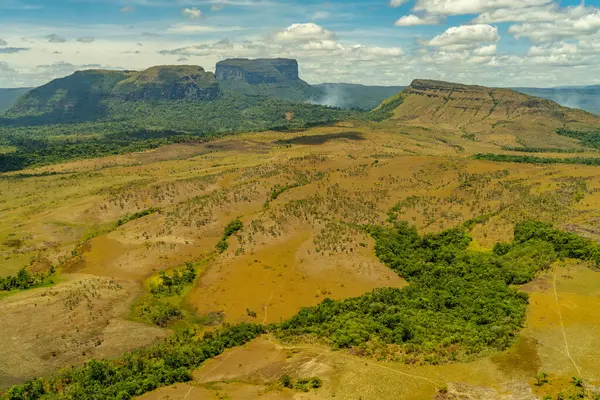 Venezuela 'daki Canaima Ulusal Parkı Dağları ve Kanyonlarının Manzarası